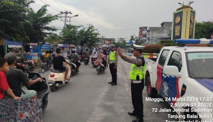 Personel Satlantas Polres Tanjungbalai Cegah Kemacetan di Lokasi Pasar Tumpah Jelang Berbuka Puasa