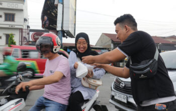 Forum Jurnalis Medan Tuntungan Bersama Camat dan Tokoh Kepemudaan Bagi-bagi Takjil Ramadan
