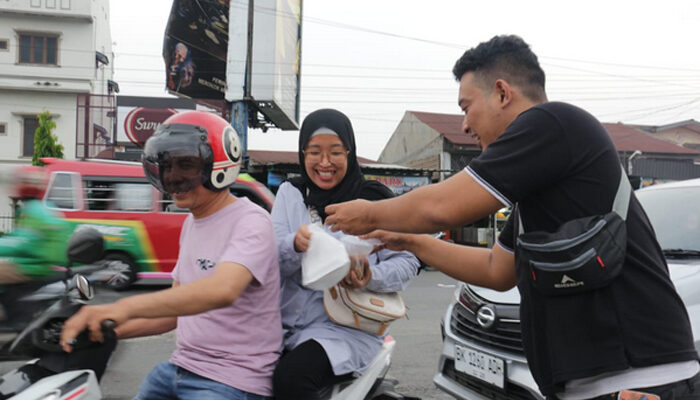 Forum Jurnalis Medan Tuntungan Bersama Camat dan Tokoh Kepemudaan Bagi-bagi Takjil Ramadan