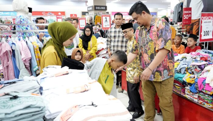 Berbagi Kebahagiaan, Wali Kota Medan Ajak Anak Yatim Berbelanja Baju Lebaran