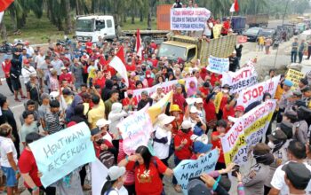 Ratusan Warga Desa Kota Galuh Lakukan Aksi Damai di Pengadilan Negeri dan DPRD