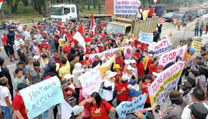 Ratusan Warga Desa Kota Galuh Lakukan Aksi Damai di Pengadilan Negeri dan DPRD