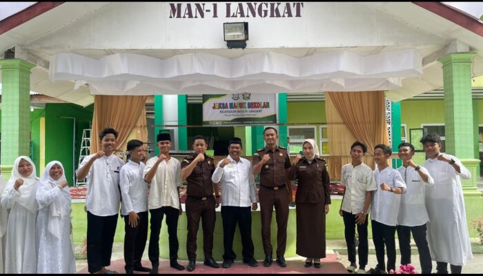 Tim Luhkum Kejari Langkat Bersama Siswa Juara Umum Mars Syubbanul Wathon & Shalawatan Di Sekolah MAN 1 Langkat