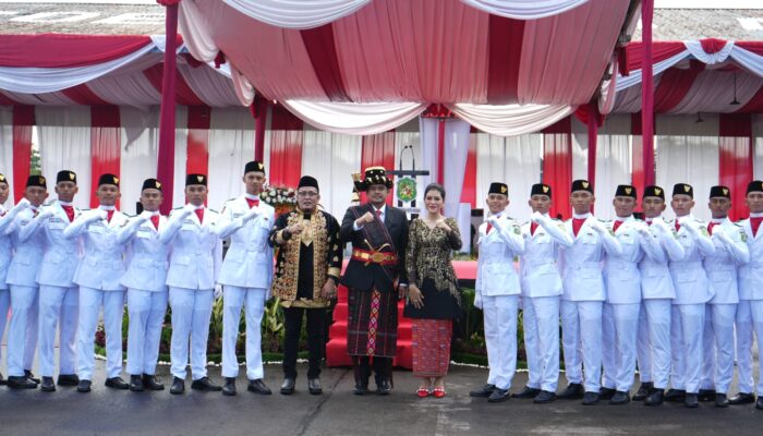 Bobby Nasution dan Kahiyang Ayu Kompak Berbusana Adat Mandailing di Upacara Pengibaran Bendera