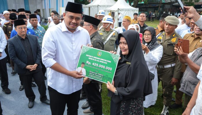 Tangis Haru Aisyah Terima Hadiah Umrah Dari Wali Kota Medan