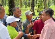 Calon Bupati Darma Wijaya Berdialog Santai di Pantai Cermin, Dekatkan Diri dengan Warga