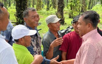 Calon Bupati Darma Wijaya Berdialog Santai di Pantai Cermin, Dekatkan Diri dengan Warga