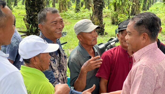 Calon Bupati Darma Wijaya Berdialog Santai di Pantai Cermin, Dekatkan Diri dengan Warga