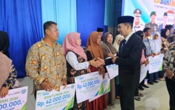 Di Tengah Peringatan HUT Kabupaten Labuhanbatu ke-79, Diserahkan Secara Simbolis Kartu Pekerja Rentan dan Klaim JKM