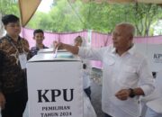 Bupati Surya Coblos di TPS 03 Kelurahan Mekar Baru