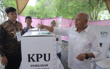 Bupati Surya Coblos di TPS 03 Kelurahan Mekar Baru