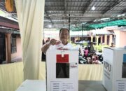 Wakil Bupati Asahan Bareng Istri Berikan Hak Suaranya Pada Pilkada Serentak 2024