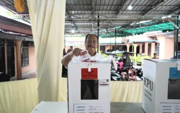 Wakil Bupati Asahan Bareng Istri Berikan Hak Suaranya Pada Pilkada Serentak 2024