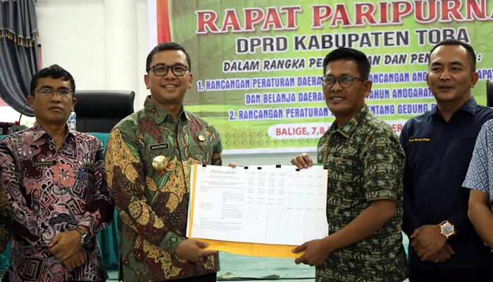 DPRD Toba dan Pjs Bupati Teken Persetujuan Bersama RAPBD 2025 dan Ranperda Gedung Bangunan