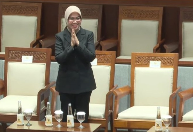 Iffa Rosita Resmi Dilantik Sebagai Anggota KPU RI pengganti Hasyim Asyari di Istana Negara