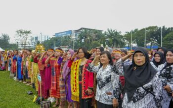 Belasan Ribu Guru Berbusana Adat Tradisional di Hari Guru Nasional