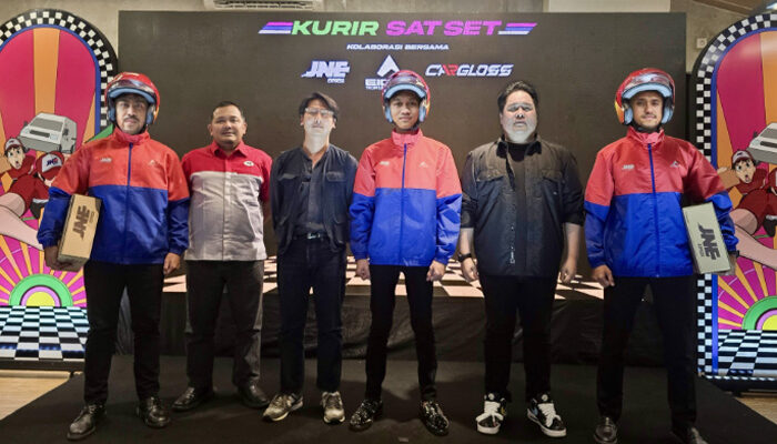 Masuki Usia 34 Tahun, JNE Luncurkan Jaket dan Helm Kolaborasi dengan EIGER Tropical Adventure dan Cargloss Helmets